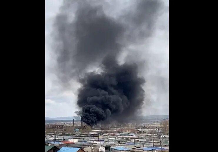 Пожар КСК. Черный дым в городе. Дым в Чите. Покажи черный дым.