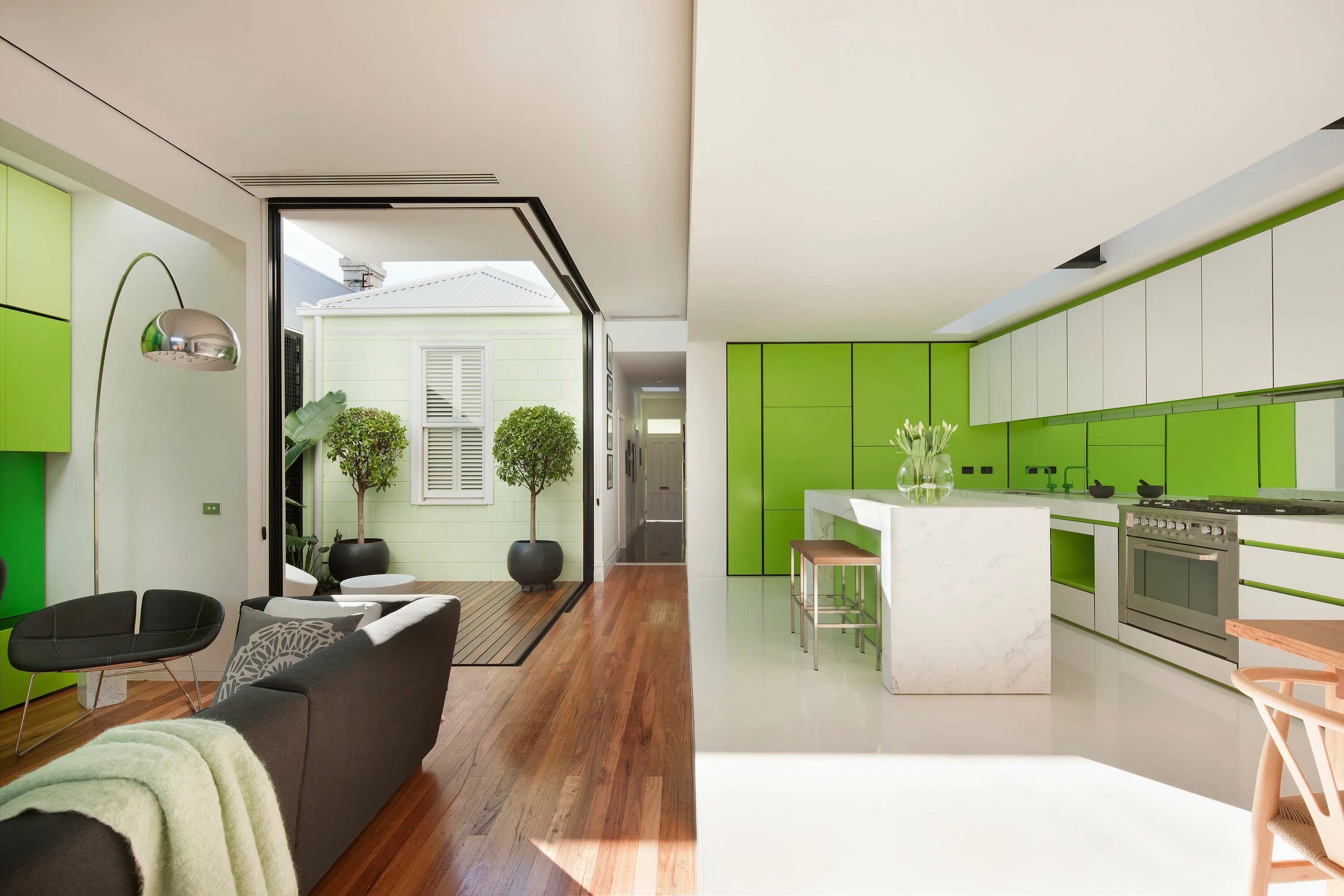 Серо зеленая кухня гостиная. Кухня с зелеными акцентами. Кухня в зеленом стиле. Яркий минималистичный интерьер.
