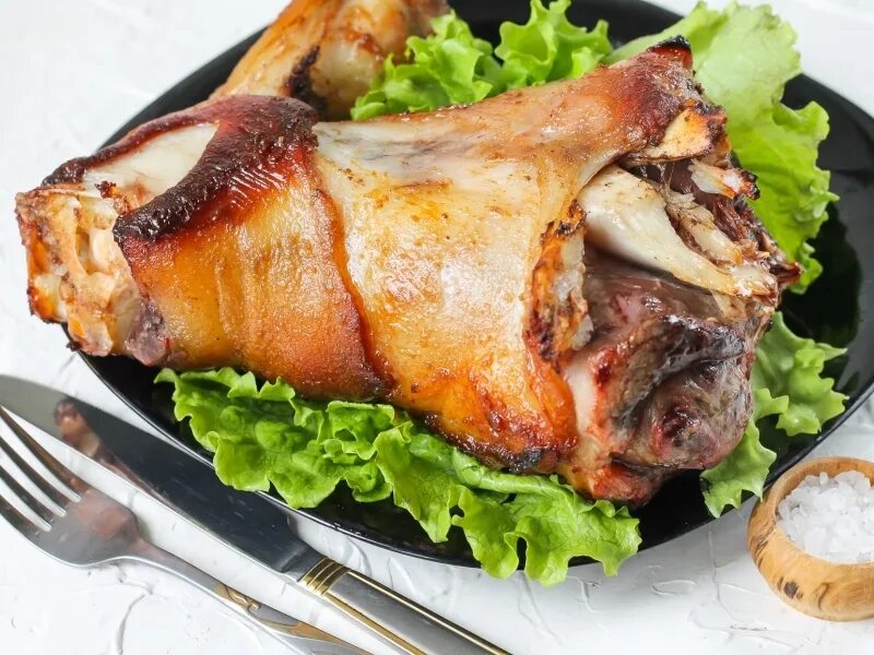 Замариновать рульку для запекания в духовке. Свиная рулька. мясная рулька запеченная в духовке. рулька свиная запеченная. рулька на кости.
