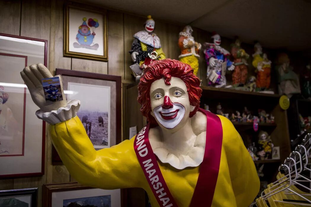 Мотель клоун. Клоун Рональд Макдональд 20 век. Клоун макдональдс. Британский клоун.