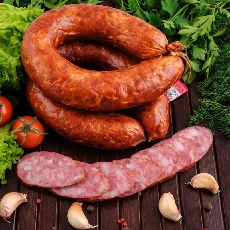 Колбаса краковская копченая. Копченая колбаса. Полукопчёная колбаса. Колбаса полукопченая краковская. Колбаса полукопченая краковская.