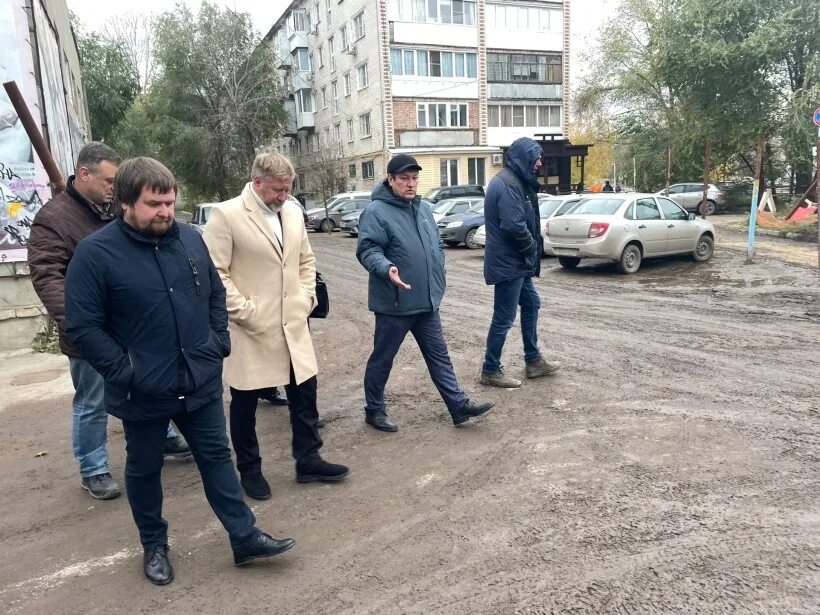Приморский бульвар 15 тольятти. 10 квартал тольятти. Рабочий благоустройство трактор 43 года. Приморский бульвар 20 тольятти. Подъем бордюра трактором.