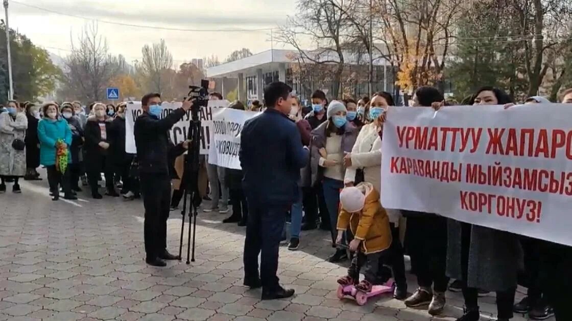 Дольщики Кыргызстан митинг. Фото митингов в Бишкеке. Бишкек митинг ЛОВЗ фотоколлаж.