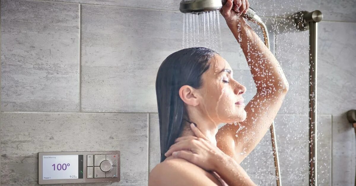 Сухое купание ребенка при кашле. Мыться при температуре. Можно ли ребенку в баню при кашле. Можно принимать душ при температуре. Мыться в горячей ванне.