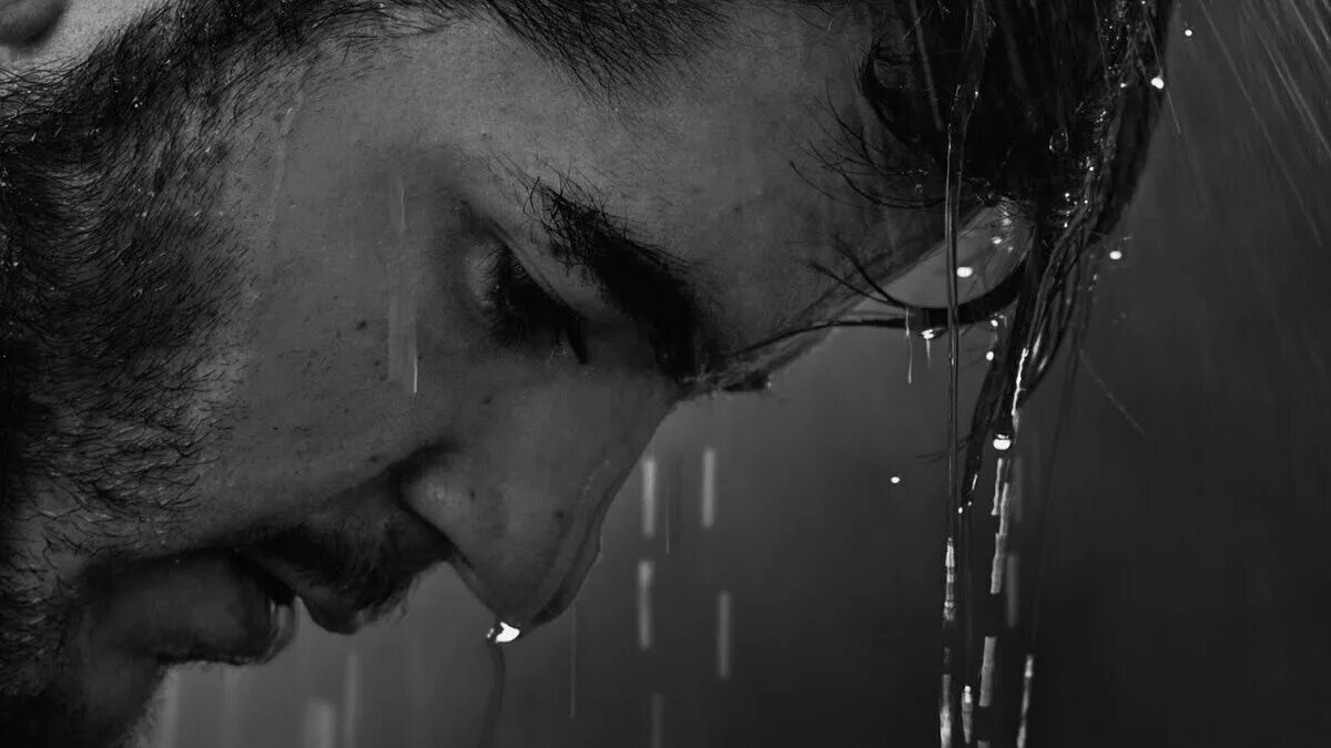 Мужчина плачет. Грустный парень. Мужчина плачет под дождем. Мужчина грустит. Видео душа болит