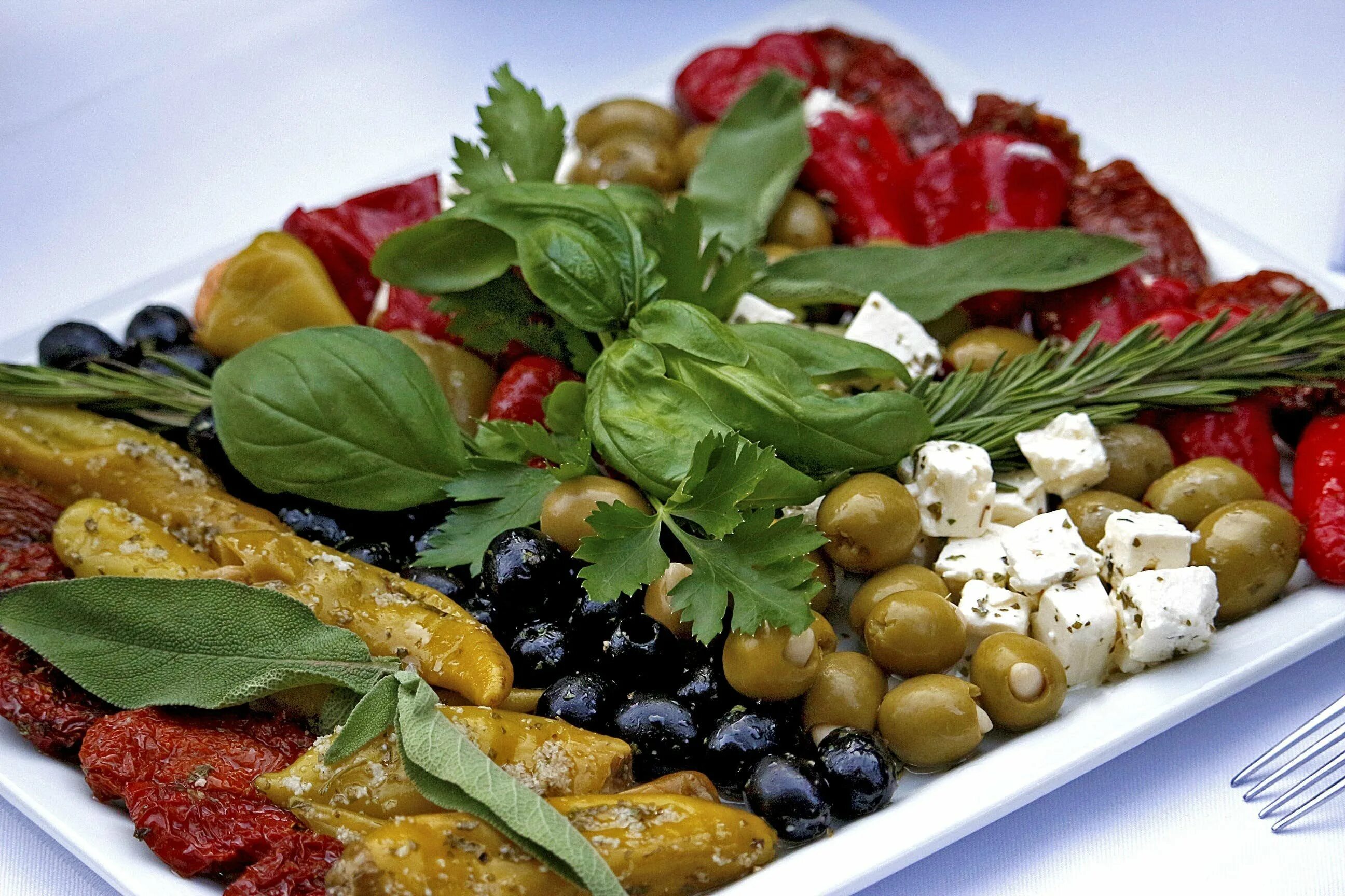 Греческий праздничный стол. Греческие антипасти. Антипасти оливки маслины черри. Итальянская кухня. Средиземноморская кухня.