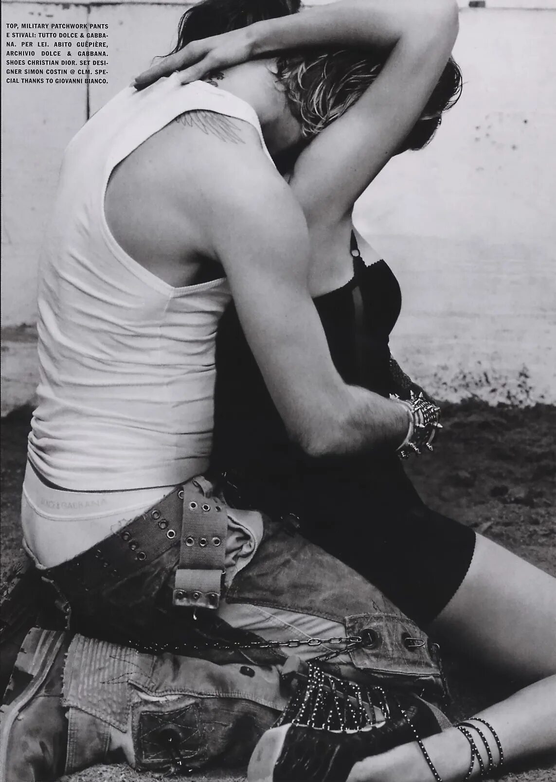 девушка лежит. поза сверху. блондинка сверху. поза женщина спиной. красивые девушки сверху.