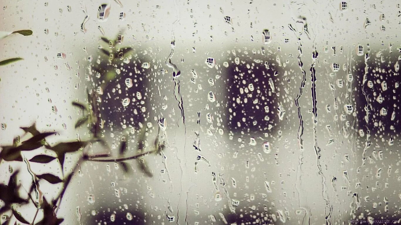 Дождь на окнах слова. Обои дождь. Картинки на рабочий стол дождь. Дождливый фон. Эстетичный фон дождя.