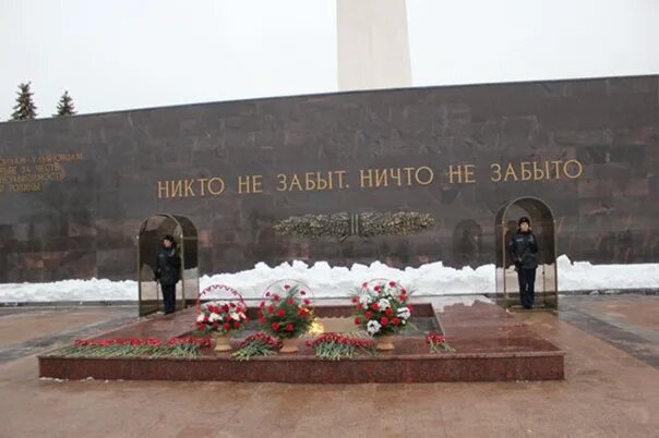 Не забыт какое время. Мемориал пискаревское кладбище никто не забыт. никто не забыт ничто не забыто пискаревское кладбище. мемориал никто не забыт ничто не забыто санкт-петербург. никто не забыт ничто не забыто памятник.