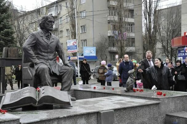 Черкесск тургенева. Памятник Тургеневу в Черкесске. Памятник Тургеневу Муму в Черкесске. Памятник Тургенева Черкесск. Республика Черкесия памятник Тургеневу.