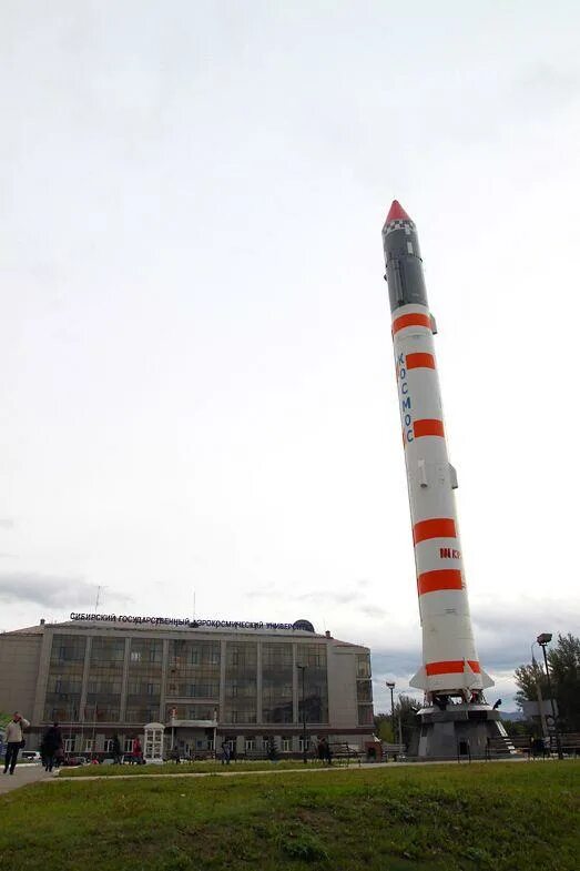 Ракета на аэрокосмической академии красноярск. Памятник ракете космос красноярск. Красноярский машиностроительный завод (красмаш). Аэрокосмическая академия красноярск. Аэрокосмическая академия красноярск.
