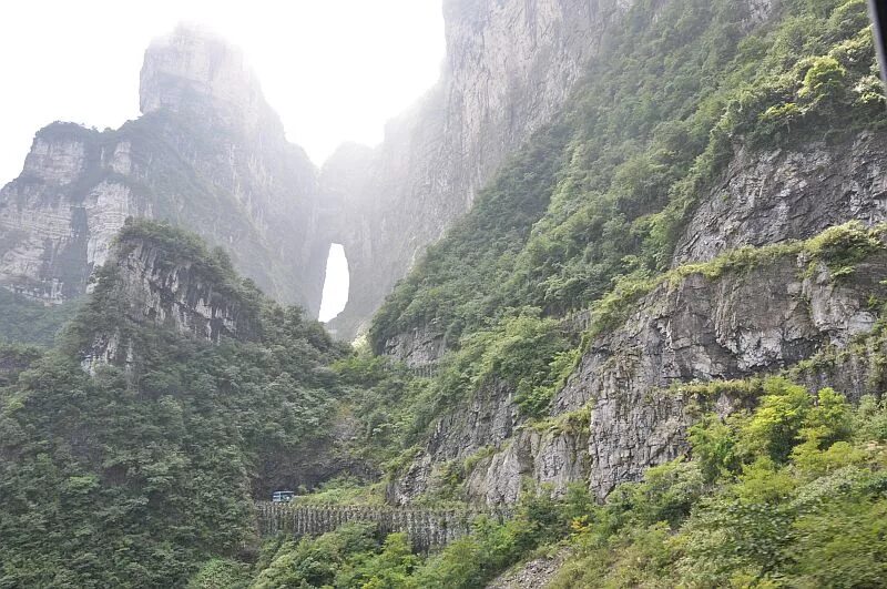 парк чжанцзяцзе. национальный парк "гора тяньмэнь", китай. китай гора тяньмэнь небесные врата. китай гора небесные ворота. китайские небесные горы на территории пяти.