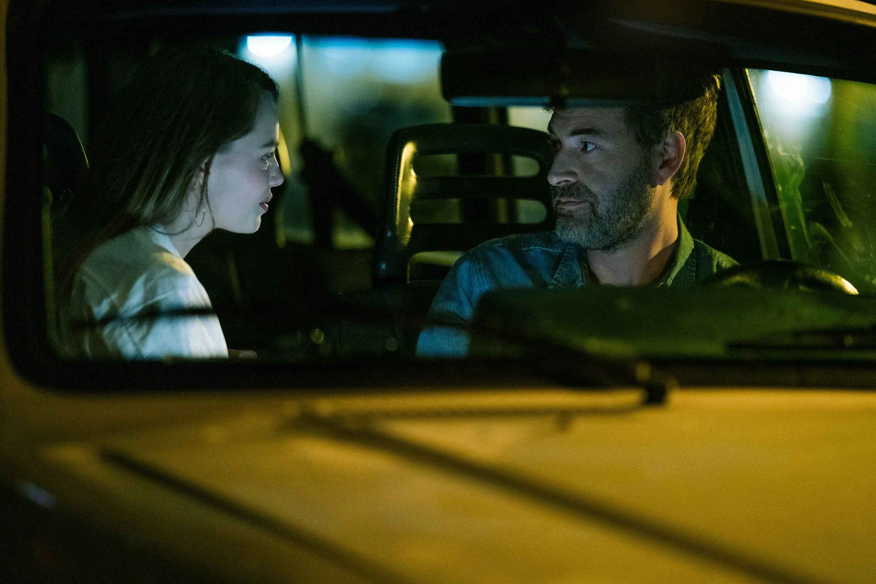 Под уличными фонарями 2025. Под уличными фонарями сериал 2025. when the street lights go on (2025). go on сериал.
