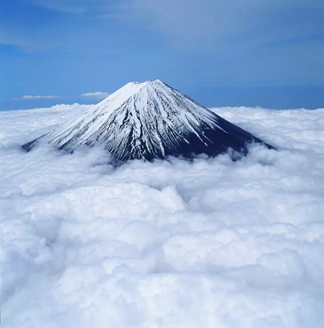 Вулкан Фудзияма в Японии. Гора Фудзи в Японии. Гора Фудзи это вулкан. Самая высокая гора Японии вулкан Фудзияма. 3 фудзияма
