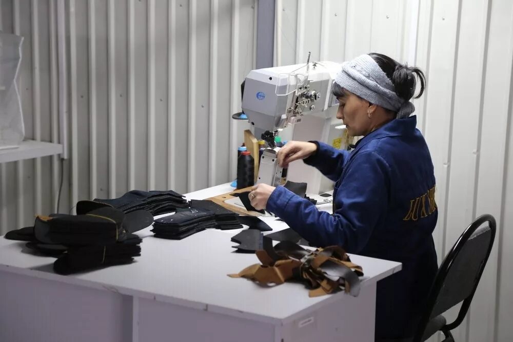 Пошив обуви. Современная обувная промышленность оборудование. Работа обувное производство вакансии. Работа обувное производство вакансии. Обувные фабрики россии.