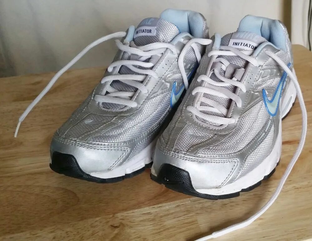 Кроссовки nike initiator. Nike Initiator Blue. Nike Initiator Silver. Nike Initiator Silver Blue. Nike Initiator White.