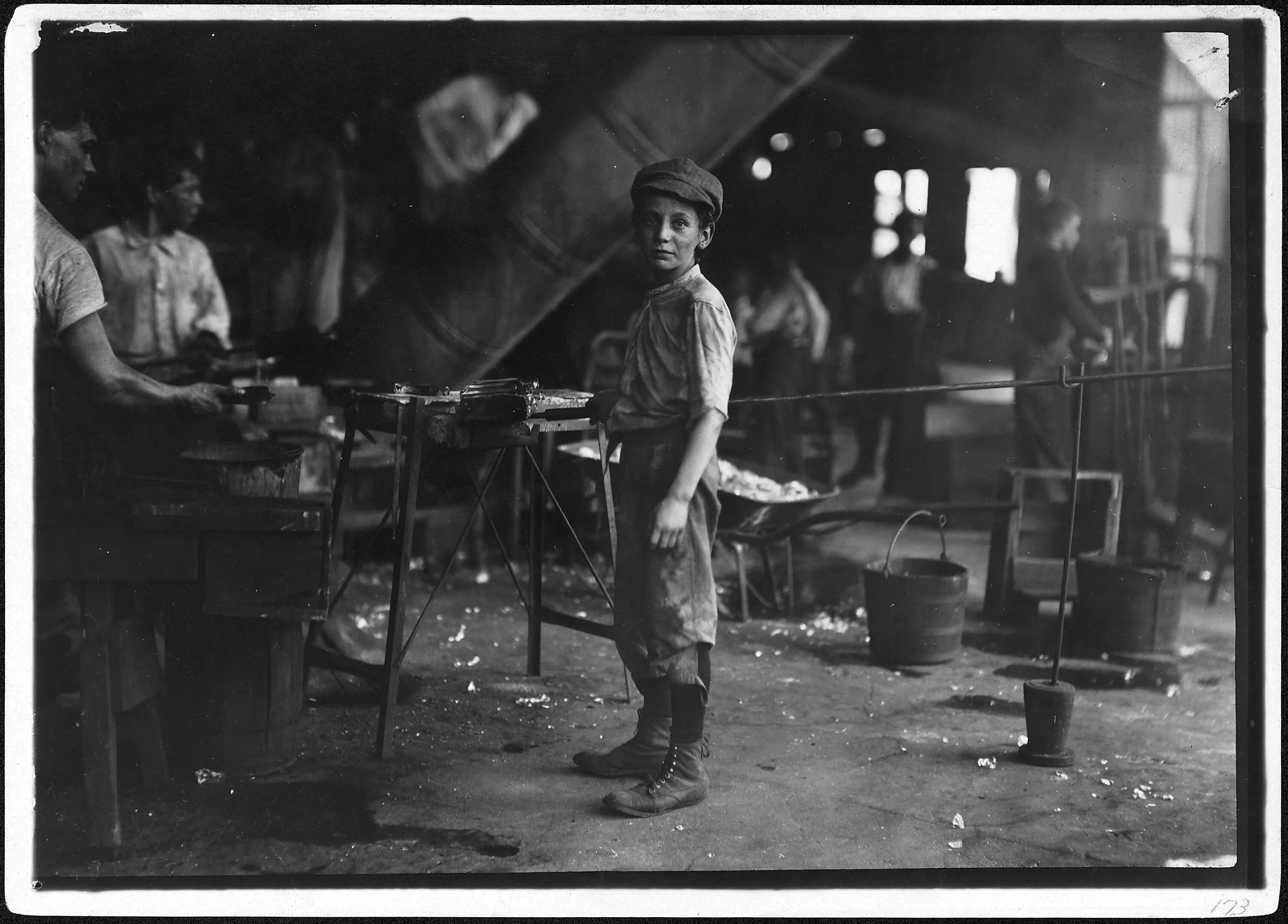 Жизнь рабочих 19 века. Льюис Хайн детский труд. Детский труд в Англии 19 век. Льюис Хайн американский фотограф. Lewis wickes Hine.