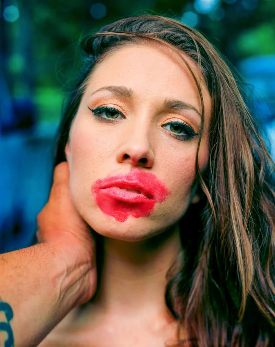 Девушка с накрашенными губами. Накрашенные женские губы. Размазанная красная помада. Вульгарное лицо