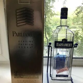 Бутылка на качелях