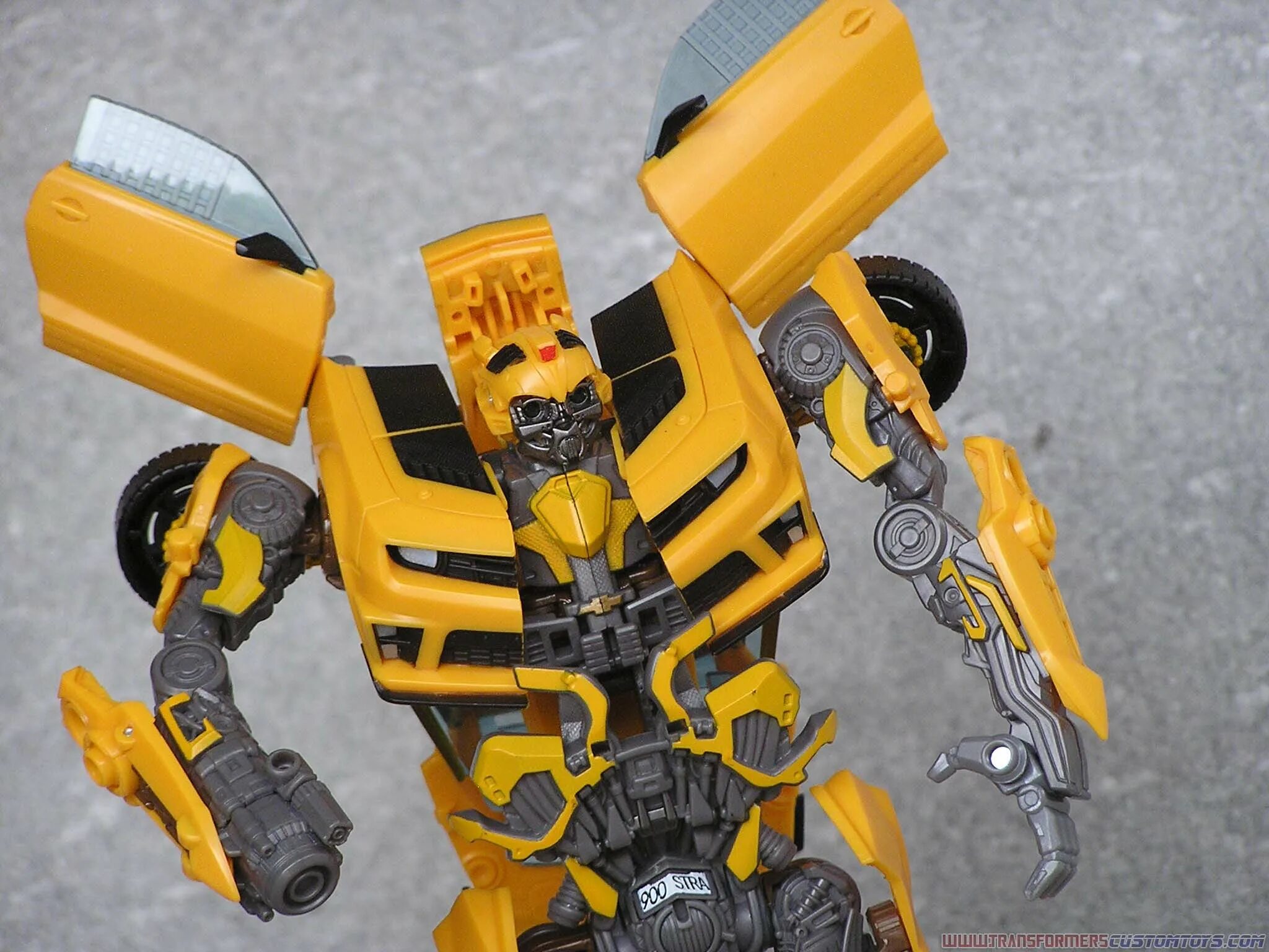 Трансформеры сборка видео. Бамблби. Сборка трансформера Бамблби. DOTM Bumblebee. Transformers Prime Custom Bumblebee.