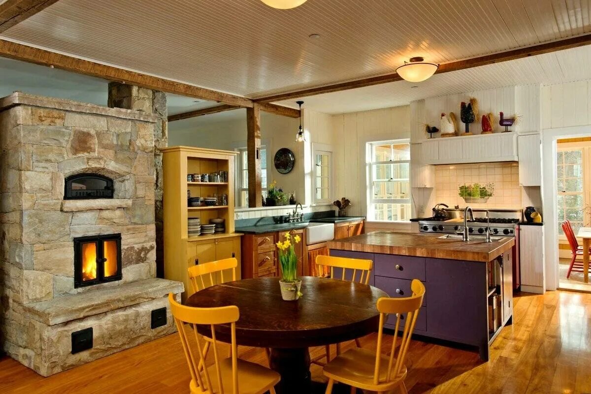 Дизайн кухни камином. Кухня гостиная с камином. Кухня столовая с камином. Кухня с камином в частном доме. Гостиная с печью камином.