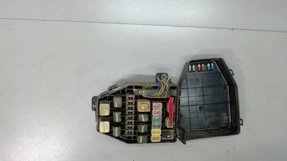 Блок предохранителей санг енг кайрон 2. Блок предохранителей ssangyong kyron. Блок предохранителей ssangyong кайрон дизель. Блок реле ssangyong kyron. Блок предохранителей санг енг корандо дизель.