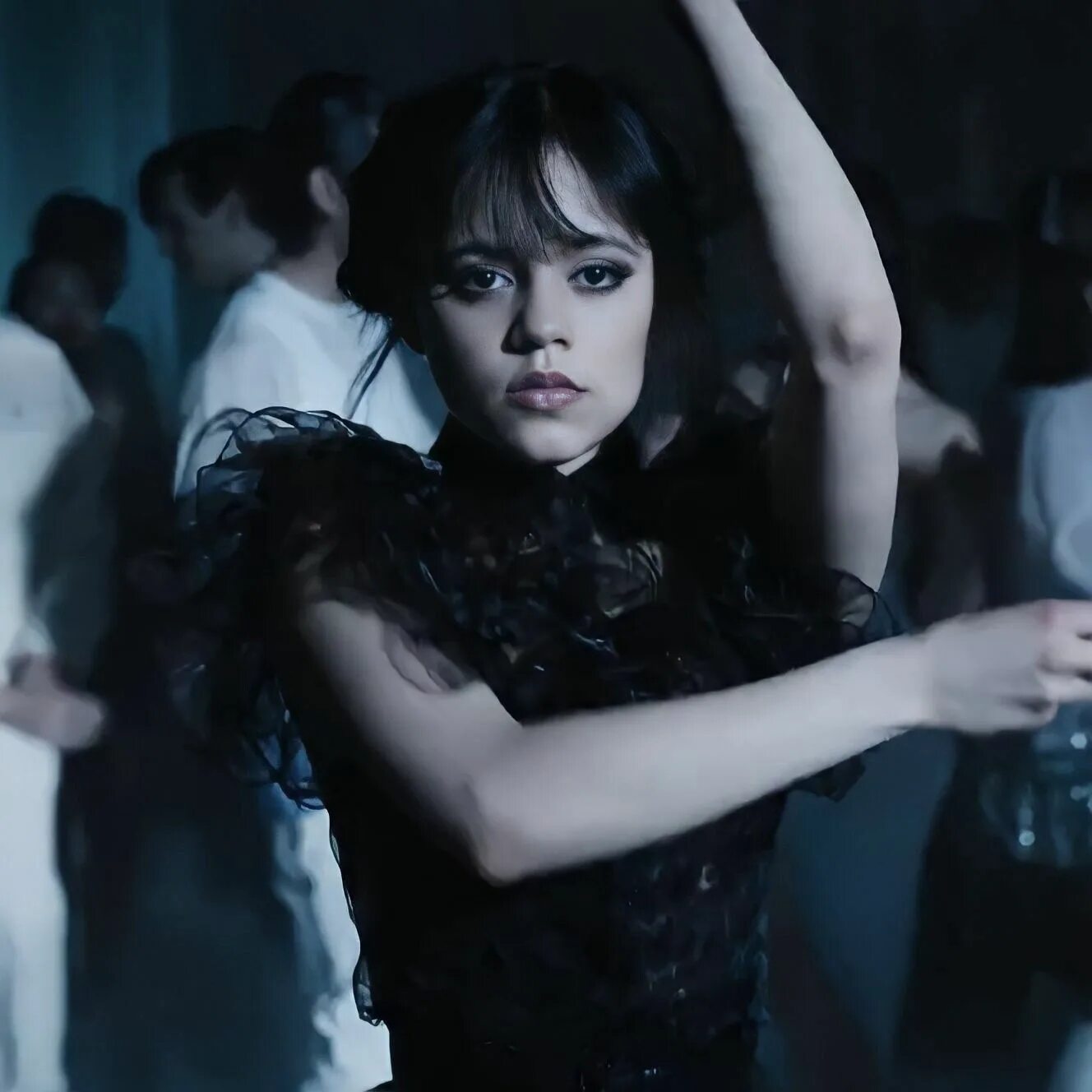 Wednesday dancing. Венздей танец. Леди гага bloody mary на обои. Уэнсдей на вороньем балу. Танец уэнсдей аддамс сериал.