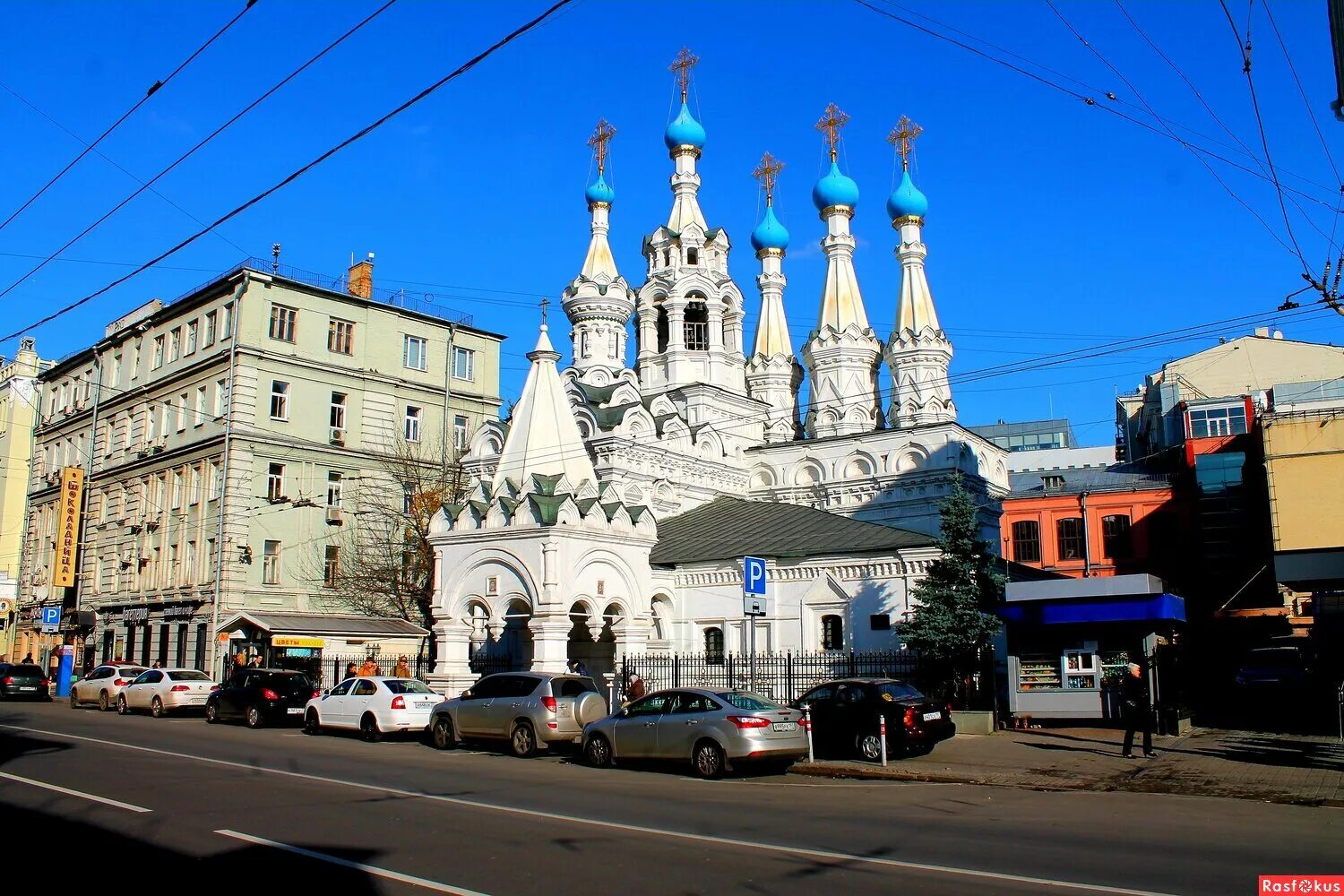 Московская церковь рождества богородицы. Храм Рождества Богородицы на малой Дмитровке. Церковь Рождества Богородицы в Путинках на малой Дмитровке. Храм Рождества Богородицы в Путинках в Москве. Церковь Рождества в Путинках в Москве.