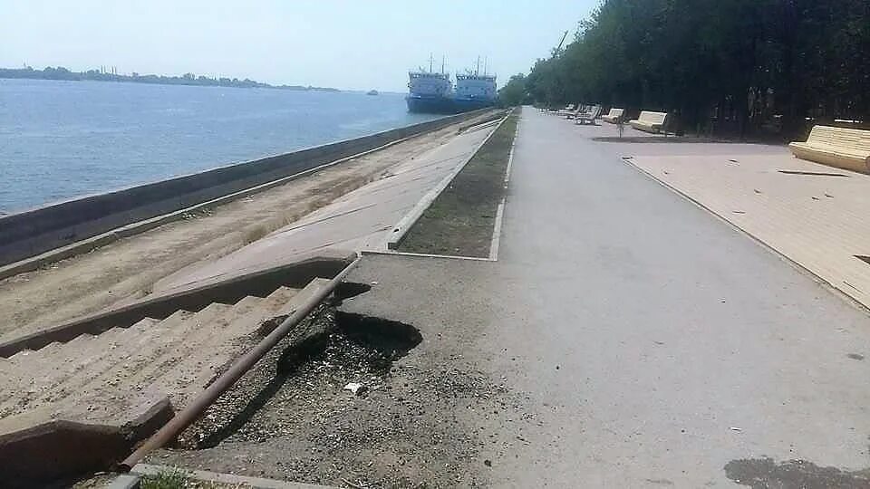 Город пришел в упадок. Десятка Астрахань. Парк десятка Астрахань. Парк на десятке Астрахань. Астрахань десятка район рынок.