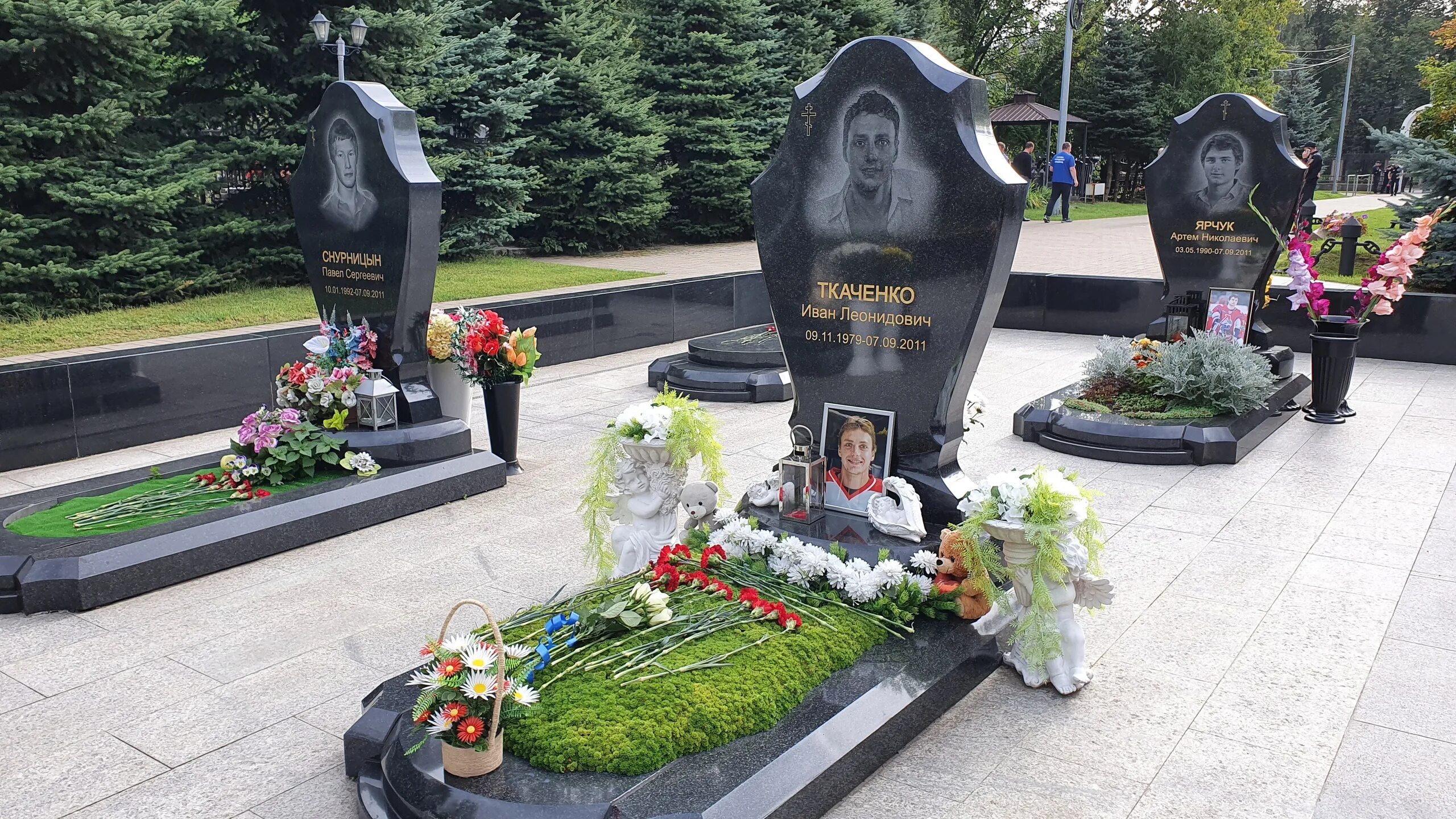 Памяти ткаченко. Иван ткаченко локомотив ярославль. иван ткаченко хоккеист ярославль. локомотив команда ивана ткаченко ярославль. могила локомотив ярославль.