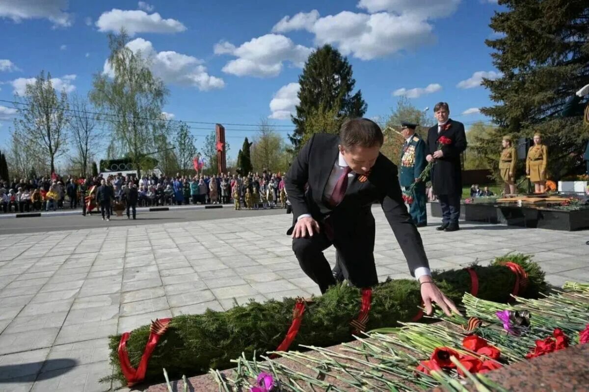 Красногорск память погибшим. 9 Мая день Победы возложение цветов. Возложение цветов к Вечному огню. Памятник Победы. Возложение цветов Москва.