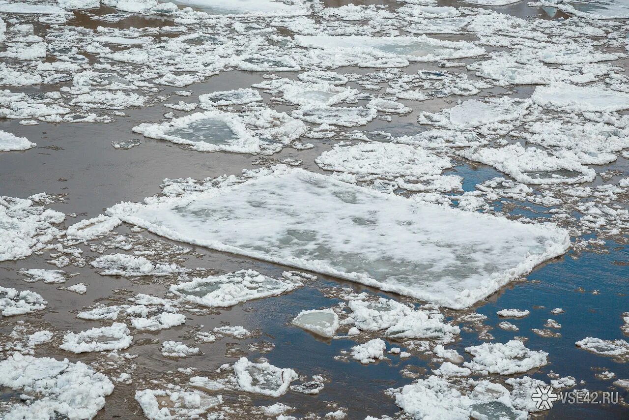 Ледоход на Енисее в Дудинке. Ледоход на Томи 2022. Весенний ледоход на реке.