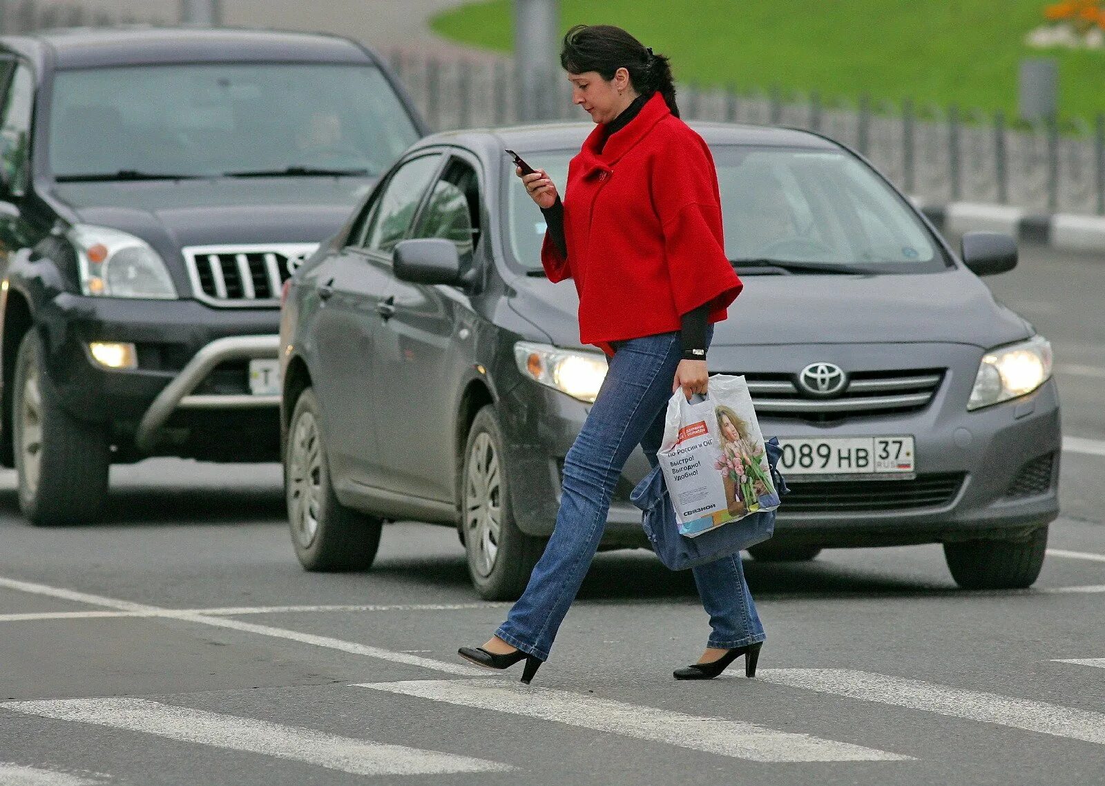 Пешеход с телефоном. Пешеход с телефоном на дороге. Люди на переходе. Пешеход с мобильником.