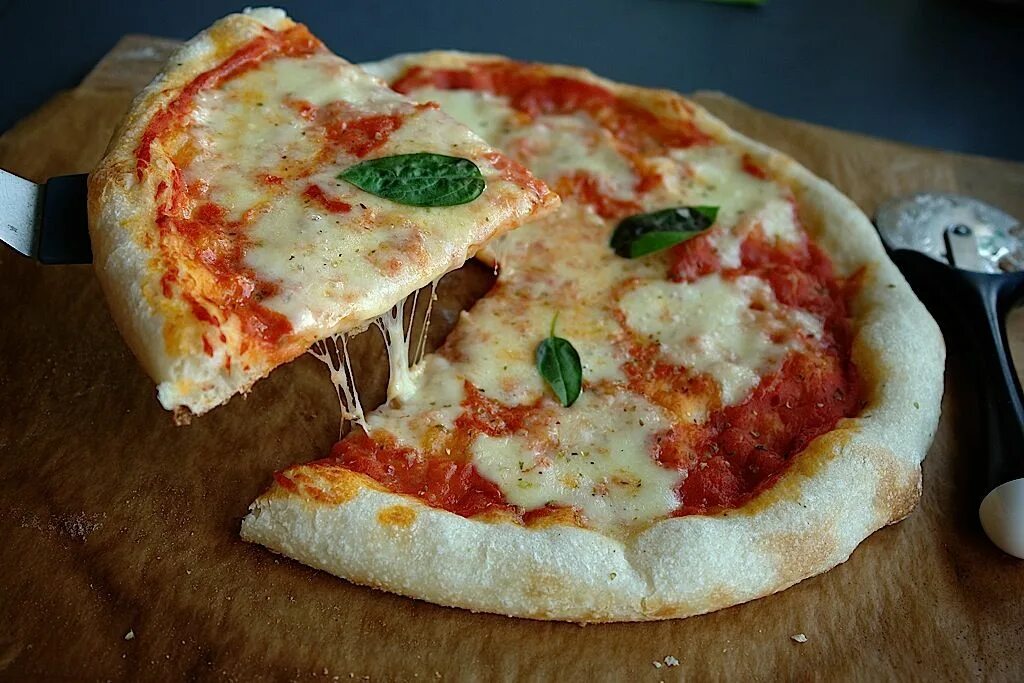 Тонкая итальянская пицца. Пицца с бортиками. Pizza reaby