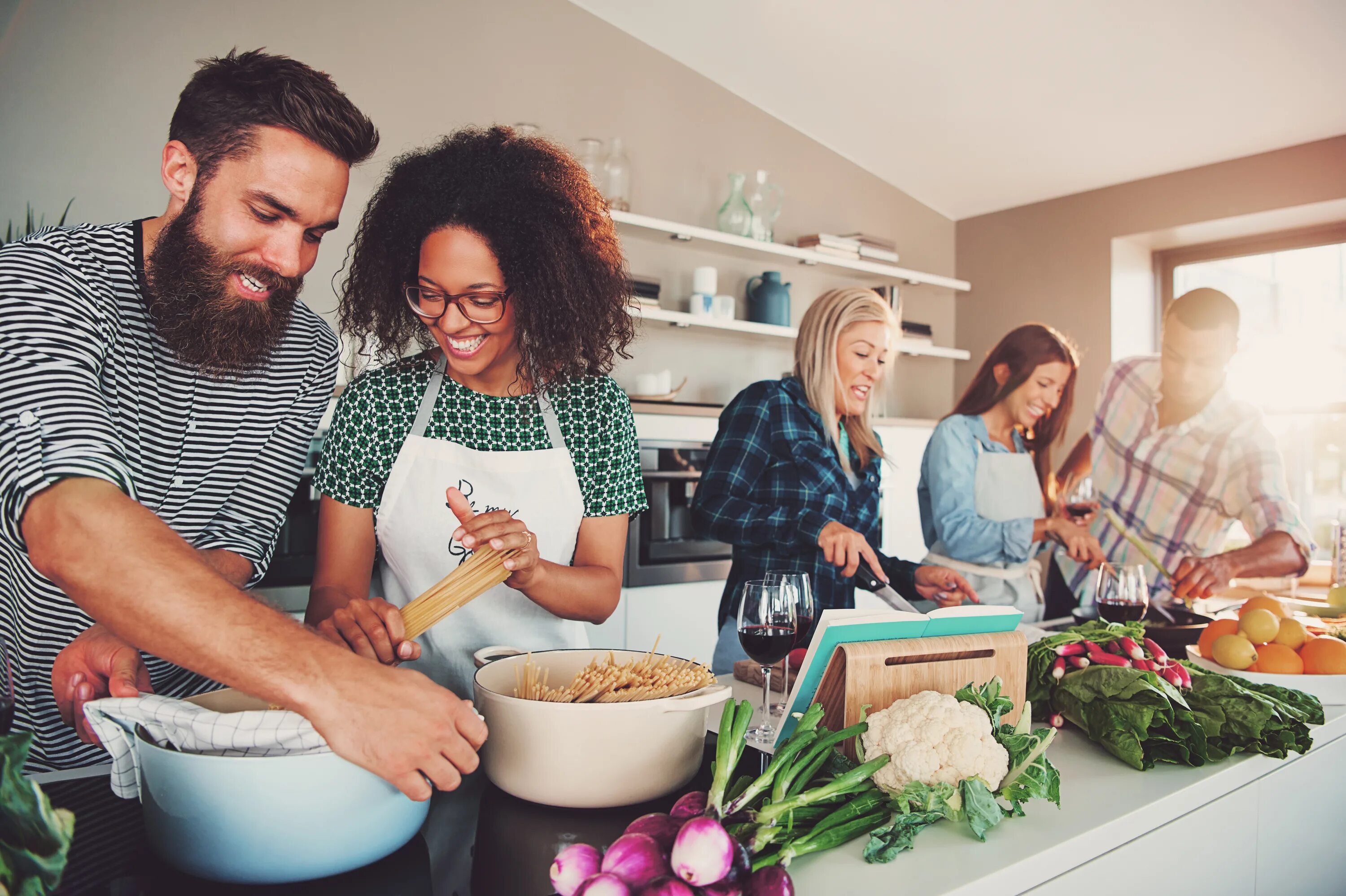 Человек готовит. Готовка с друзьями. Еда стоковые фото. Cooking Party фотографии. Cooking for friends