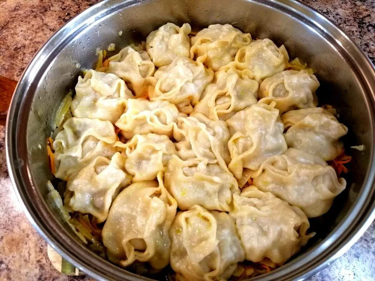 Как сварить манты в сковороде. Манты в сковороде с подливкой. Как сварить манты в сковороде. Как сварить манты в сковороде. Манты на сковороде.