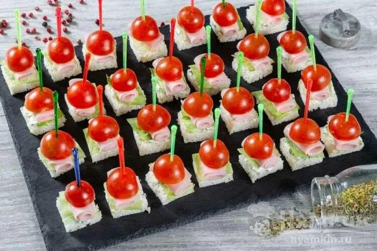 20 закусок на шпажках, которые украсят праздничный стол