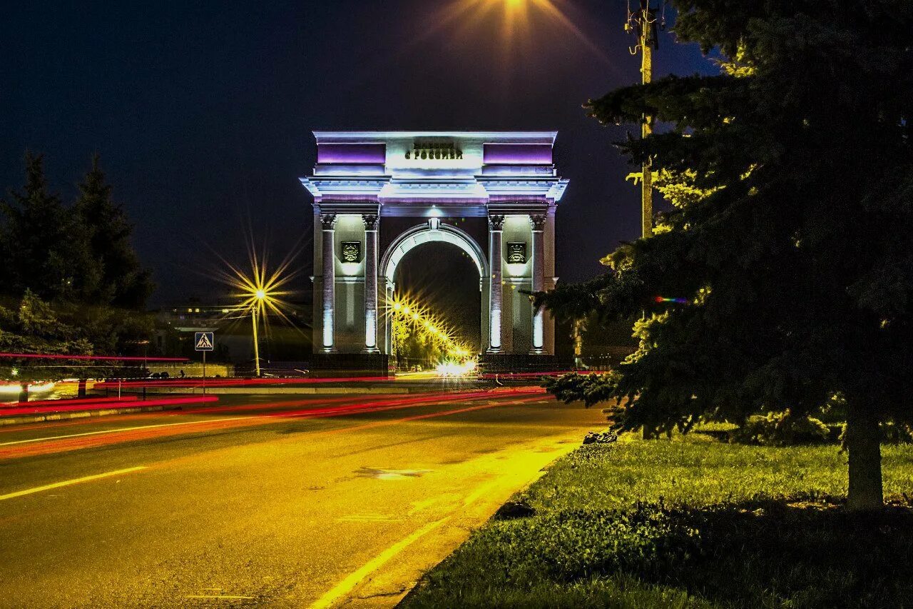 Нальчик где купить. Атажукинский парк в Нальчике. Нальчик парк ночью. Кабардино Балкария Нальчик Ленина. Триумфальная арка Нальчик.