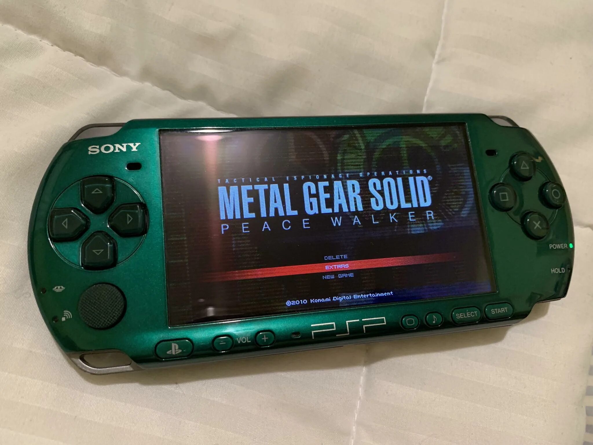 Приставку любую. ПСП 3001. MGS 1 PSP. Gears ПСП. PSP чехол Metal Gear.
