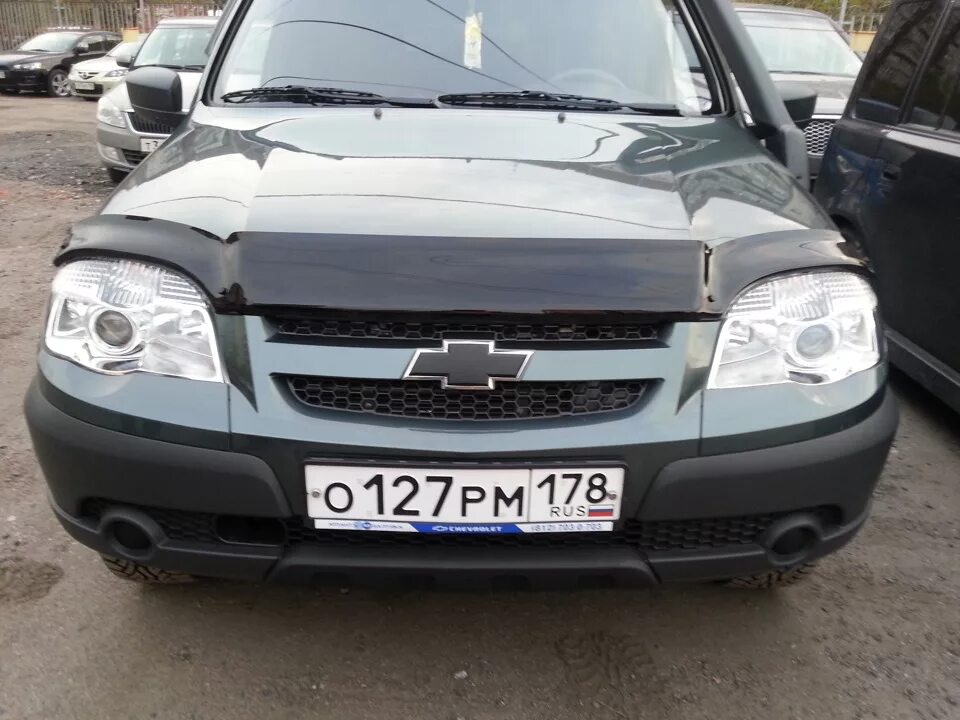 Мухобойка на капот нива. Дефлектор капота Нива Шевроле. Мухобойка на Chevrolet Niva. Дефлектор капота Нива Шевроле артикул. Мухобойка на капот Нива Шевроле.