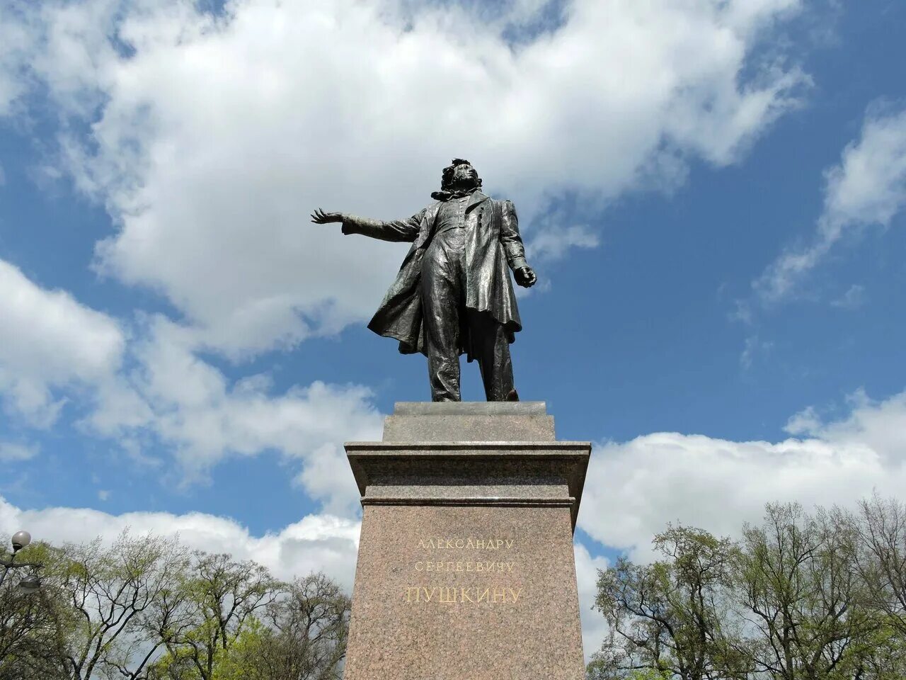 Пушкинский район памятник пушкину. Памятник пушкину в хабаровске. Мемориалы пушкину. Царское село пушкин лицейский памятники. Памятник пушкину в лицейском саду в г.