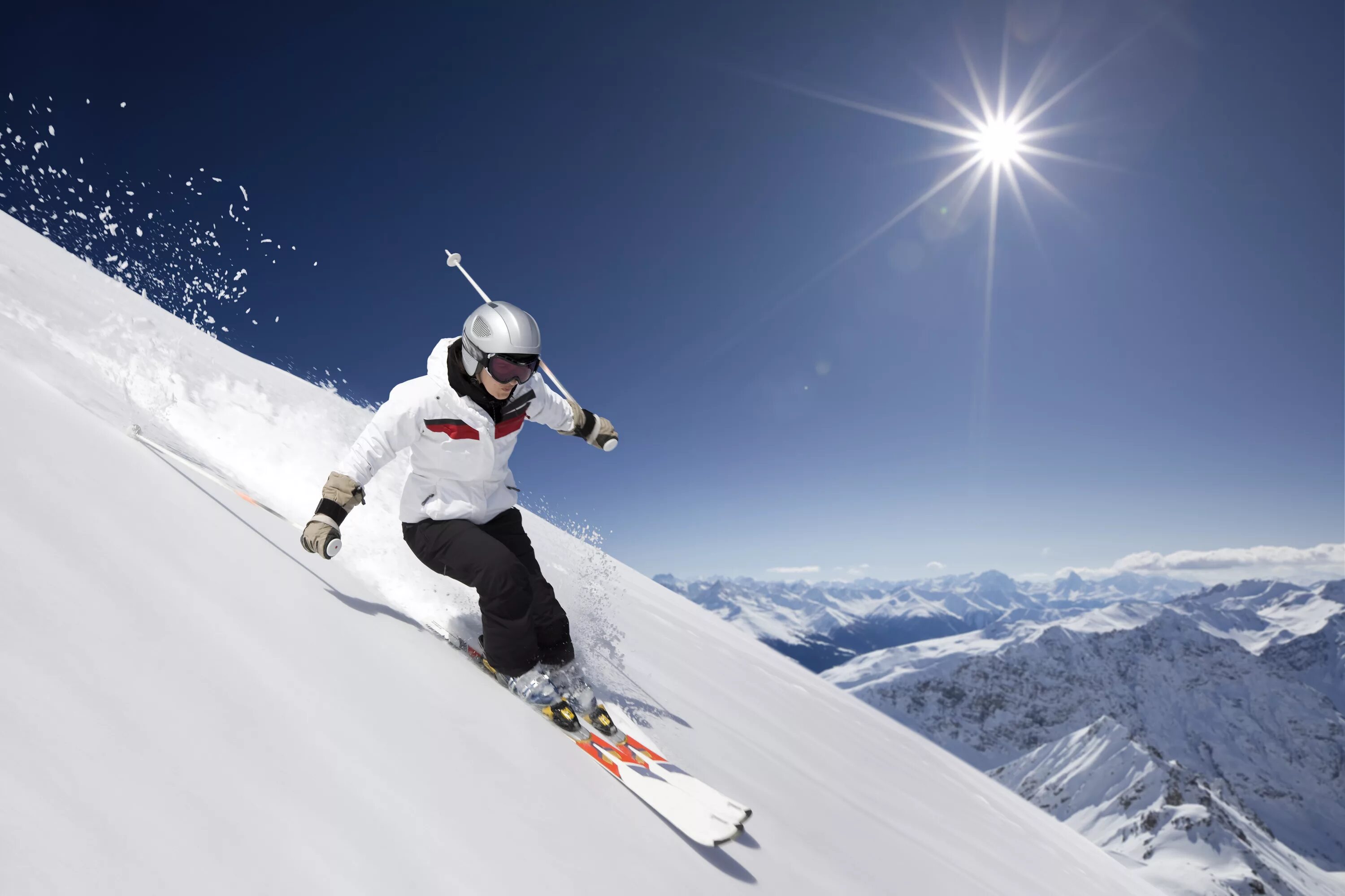 Горнолыжный спорт. Горные лыжи. Лыжник в горах. Зимний спорт. Ski picture