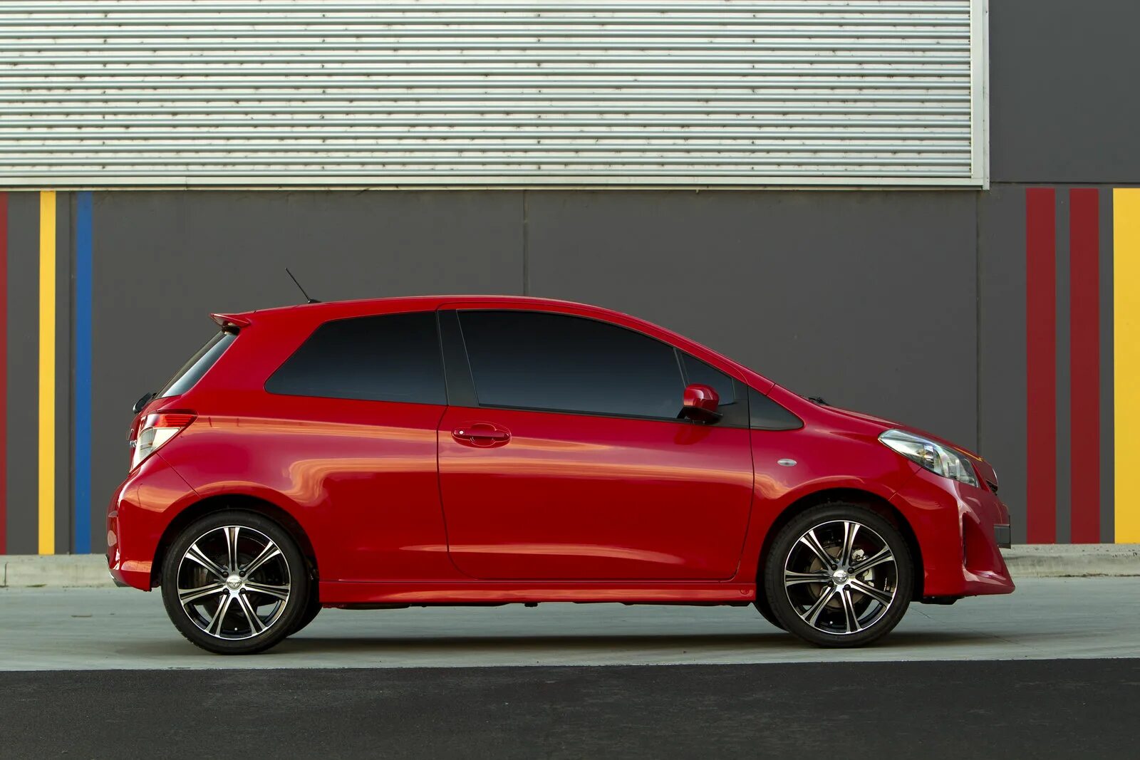 Хэтчбеки yaris. Тойота ярис 3. toyota yaris 3 двери. toyota yaris (xp150). тойота ярис трехдверная.