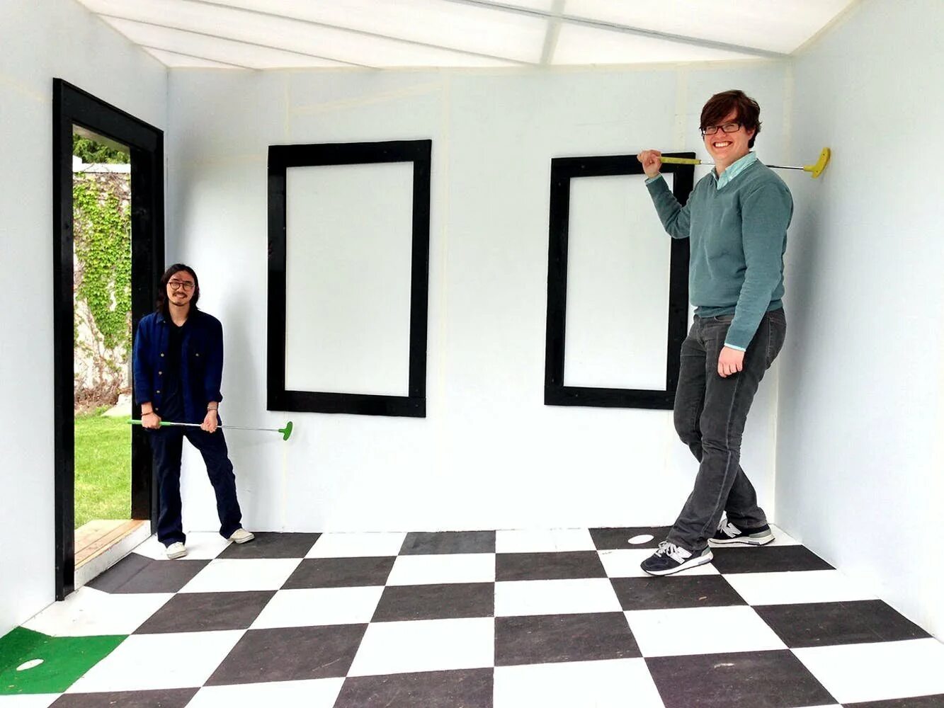 Комната Эймса иллюзия. Оптическая иллюзия комната Эймса. Комната а. Эймса 1946. Перекошенная комната Эймса.