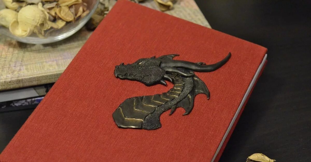 Блокнот драконий глаз. Кожаный блокнот с драконами. Ежедневник глаз дракона. Блокнот дракон. Блокнот с драконом на обложке.