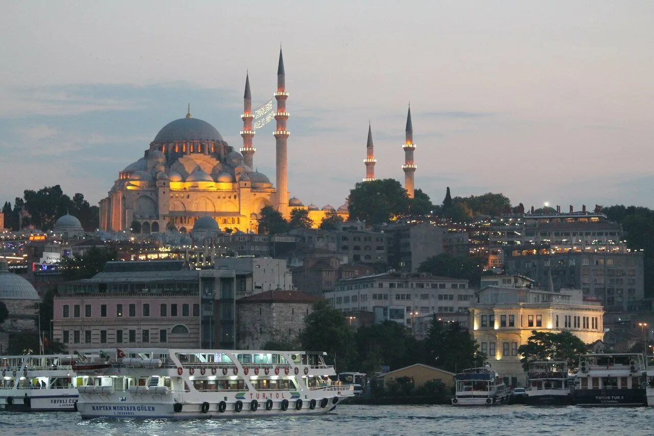 Разница со стамбулом. Стамбул Босфор. Галатский мост в Стамбуле. Турция. Стамбул февраль Босфор. Стамбул мечеть вид с Босфора.