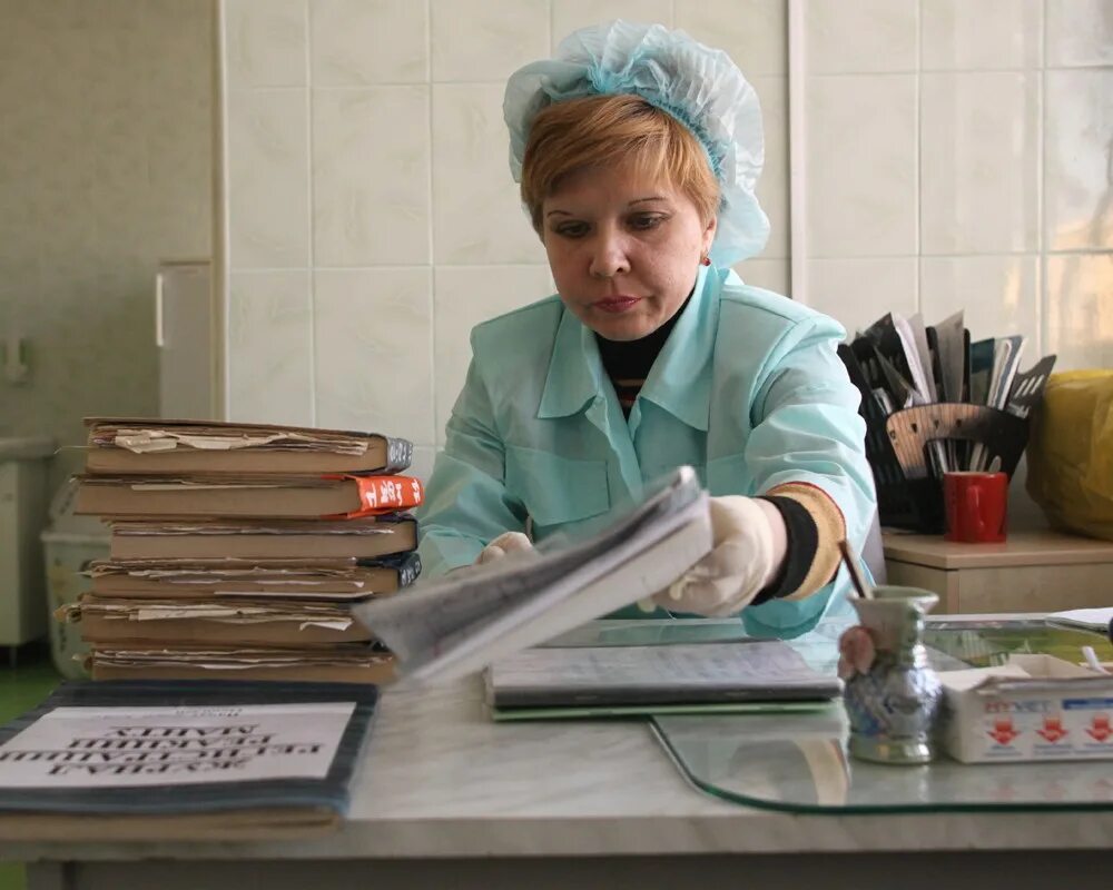 Сокращают медработников. Сокращают медработников. Медсестра в больнице. Медицинские фото. Врач со спины.