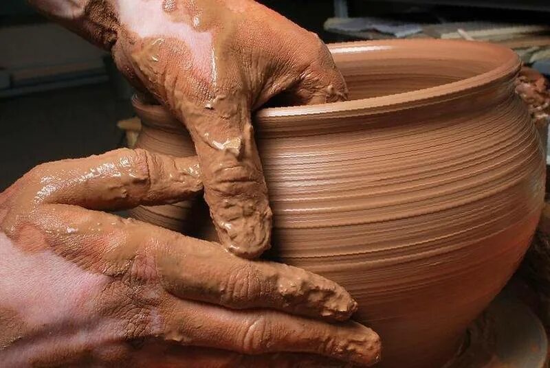 Формование керамических изделий. Глина на гончарном круге. Формовать изделия из глины. • центрировать глину на круге. Глина пластичная геология.