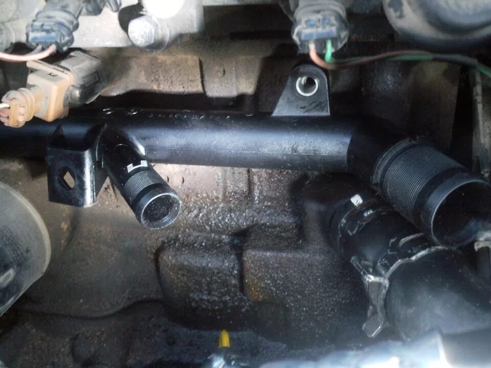 Замена патрубка охлаждающей жидкости - Renault Megane I, 1,6 л, 2002 года своими