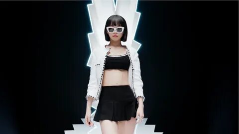 ...đã gây chú ý trong video teaser của LE SSERAFIM khi cô tự tin sải bước t...